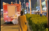 暖心！街上偶遇備勤“藍(lán)朋友”，手中鮮花送給他
